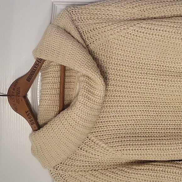 GUC moon & madison cream colored sweater - size xs - Picture 3 of 6